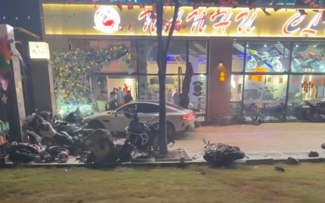 �����_С��SU7�_ײĦ��܇&nbsp;����ͨ����ڽ������l���_ͻ